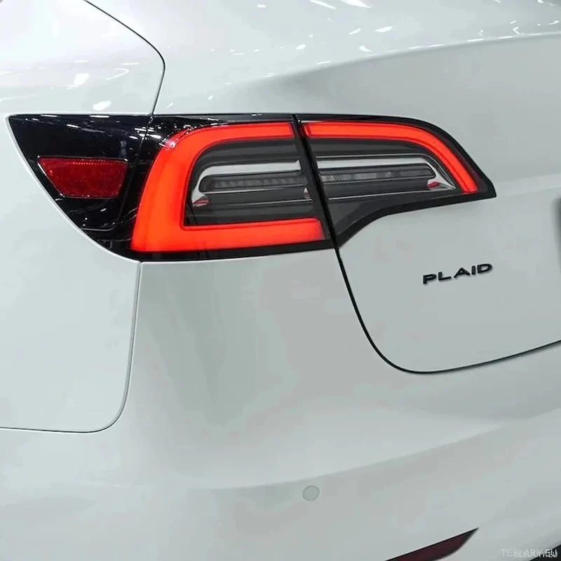 EMBLÈME DE LOGO ARRIÈRE TESLA « PLAID » EN CHROME ET ROUGE