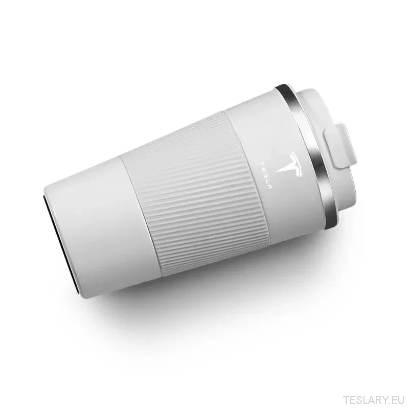 Mug isotherme haut de gamme en acier inoxydable avec logo Tesla, disponible en noir, blanc, rouge, bleu et vert.
